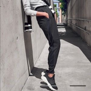 NWOT ATHLETA HEADLANDS HYBRID TREK JOGGERS.